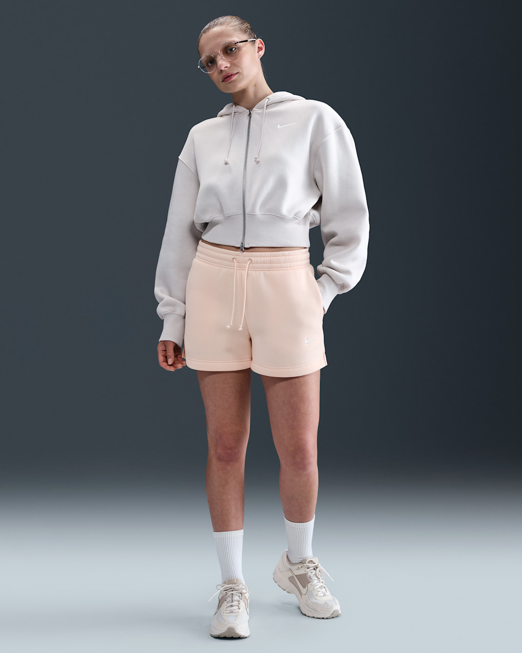 Shorts de tiro medio de 10 cm para mujer Nike Sportswear Phoenix Fleece - Coral lavado/Vela