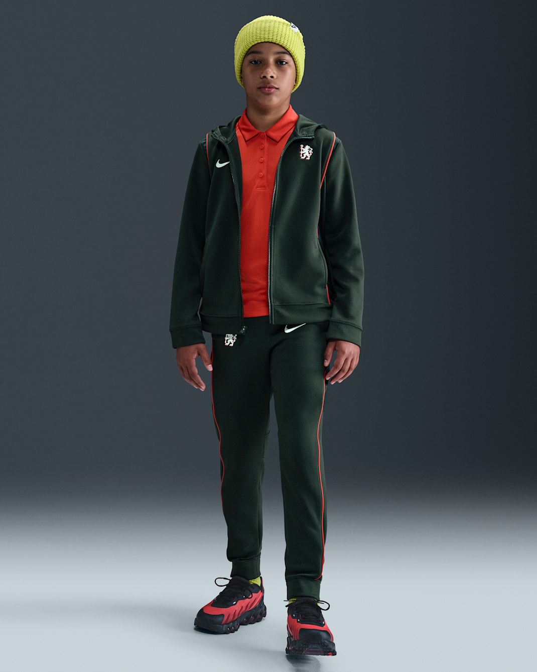 Chelsea F.C. Older Kids' Nike Football Woven Tracksuit - Outdoor Green/Speed Red/Phantom