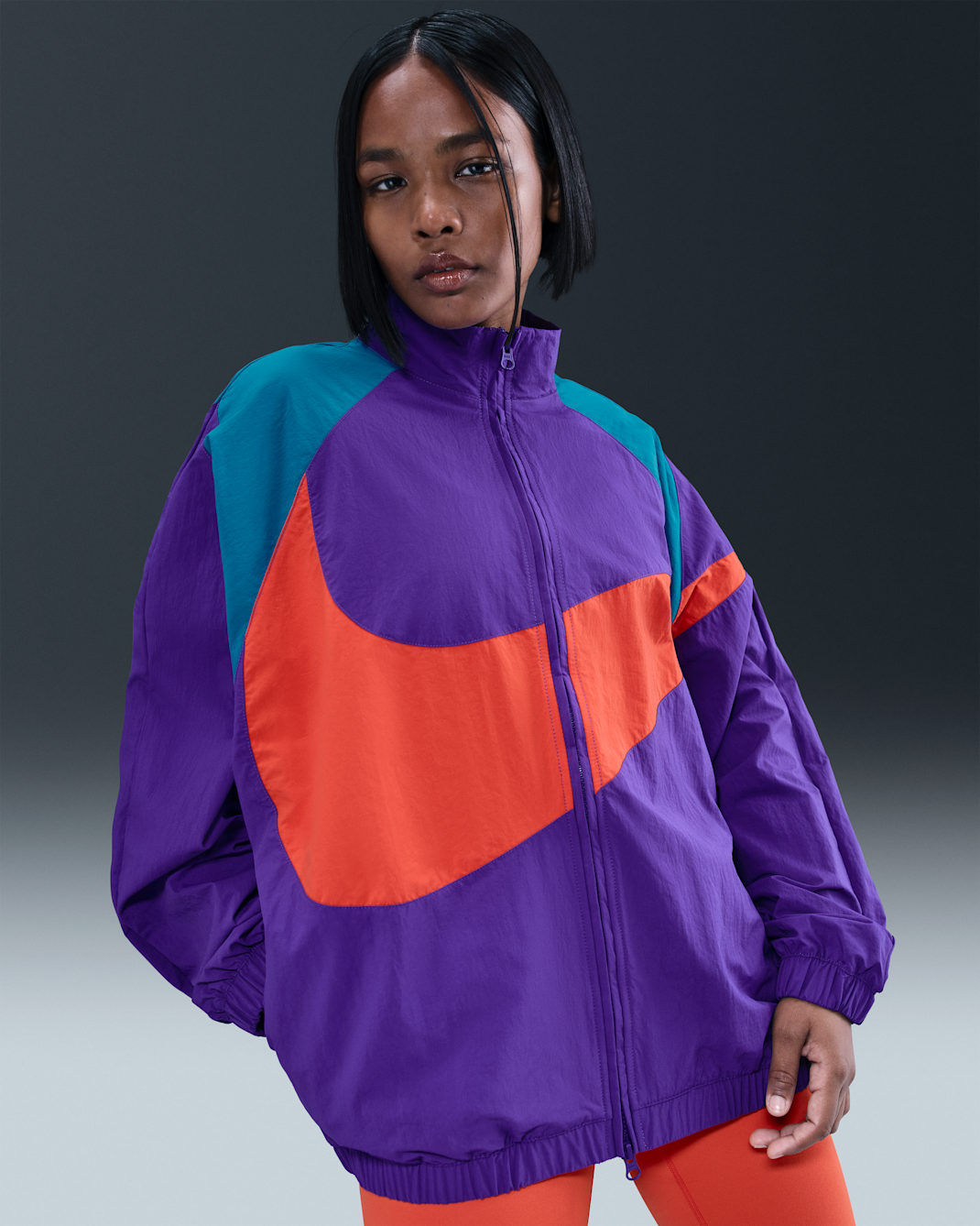 Chamarra de tejido Woven oversized para mujer Nike Sportswear - Morado cancha/Verde abismo/Rojo picante