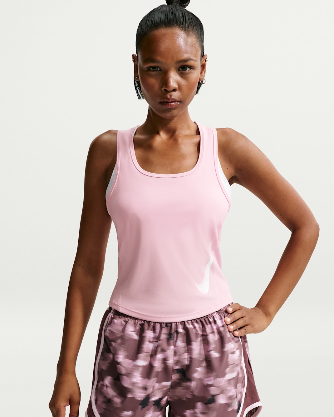 Camiseta de tirantes de correr Dri-FIT para mujer Nike Tempo Swoosh - Espuma rosa/Polvo fotón/Blanco