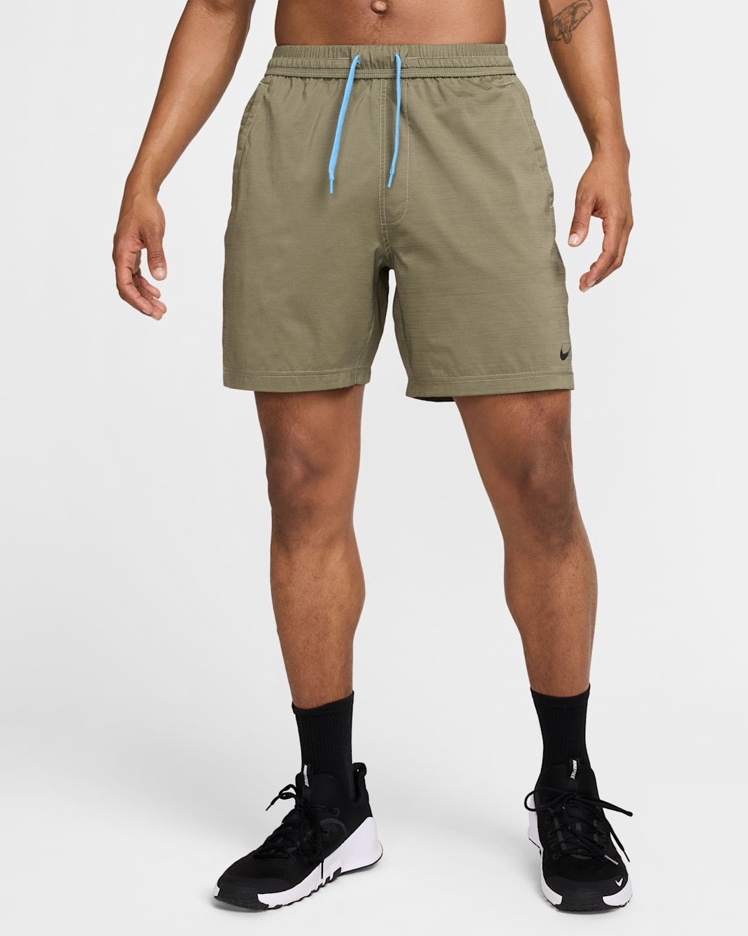 Shorts versátiles Dri-FIT de 18 cm sin forro para hombre Nike Form - Oliva medio/Militar claro/Negro