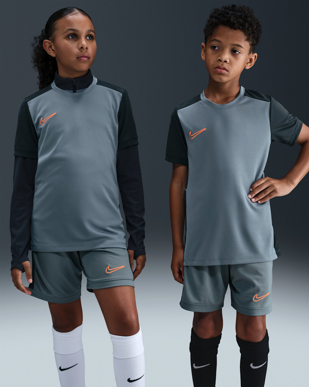 Playera de fútbol Dri-FIT para niños talla grande Nike Academy - Gris azulado/Antracita/Gris azulado/Naranja total