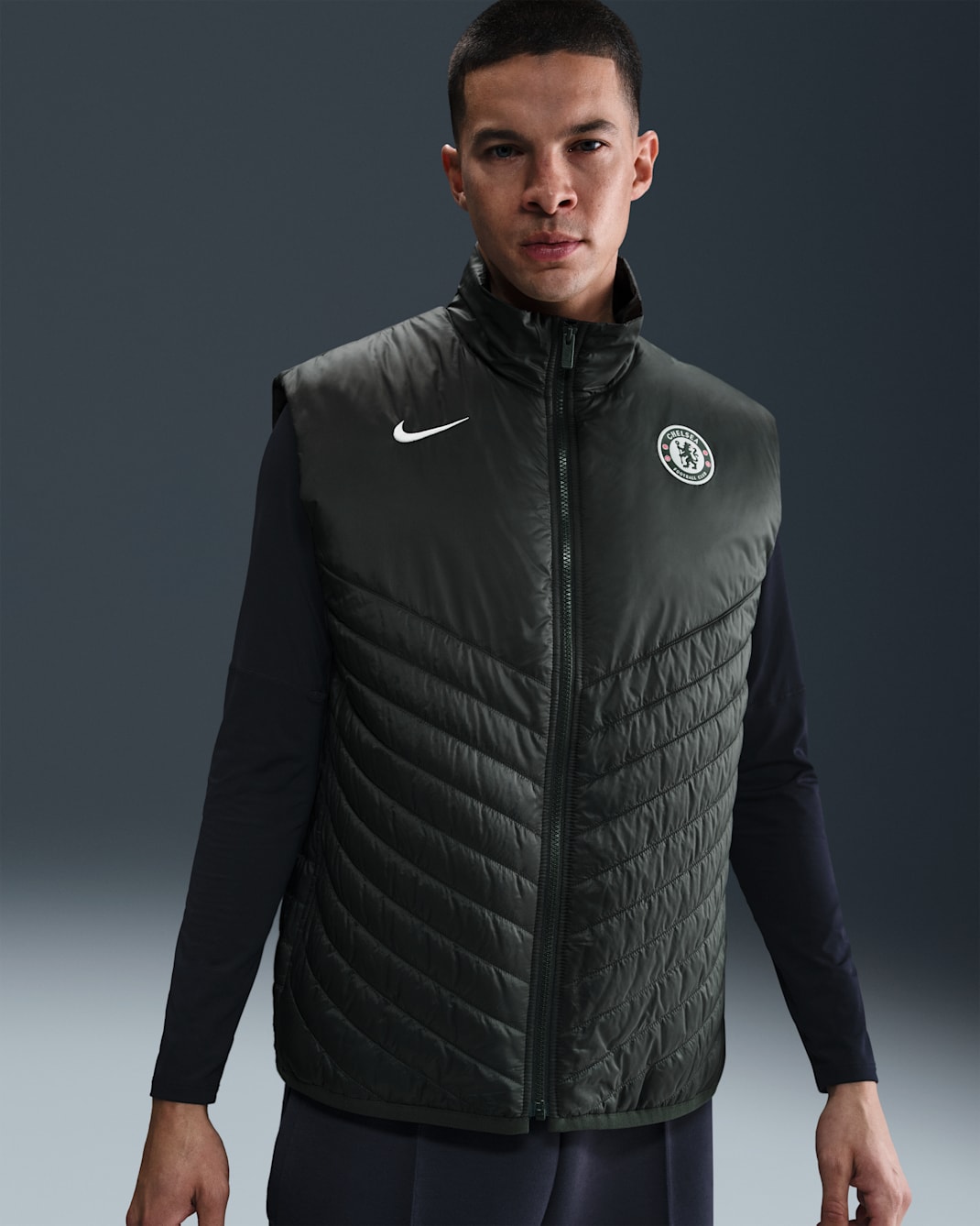Chelsea FC Windrunner Nike Therma-FIT Orta Ağırlıktaki Şişme Erkek Futbol Yeleği - Outdoor Green/Outdoor Green/Phantom
