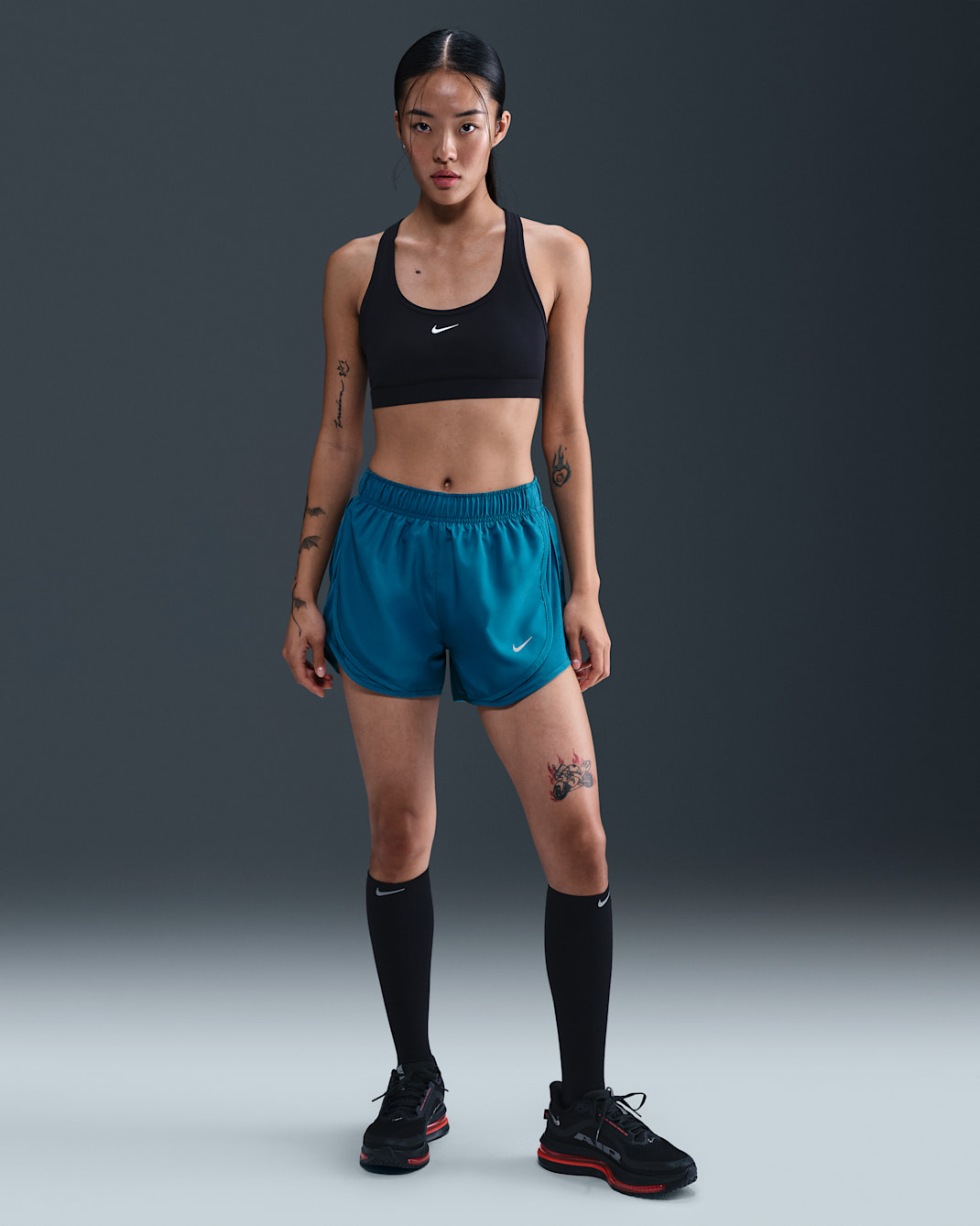 ナイキ テンポ ウィメンズ Dri-FIT ミッドライズ ランニングショートパンツ (インナー付き) - グリーンアビス/グリーンアビス/グリーンアビス