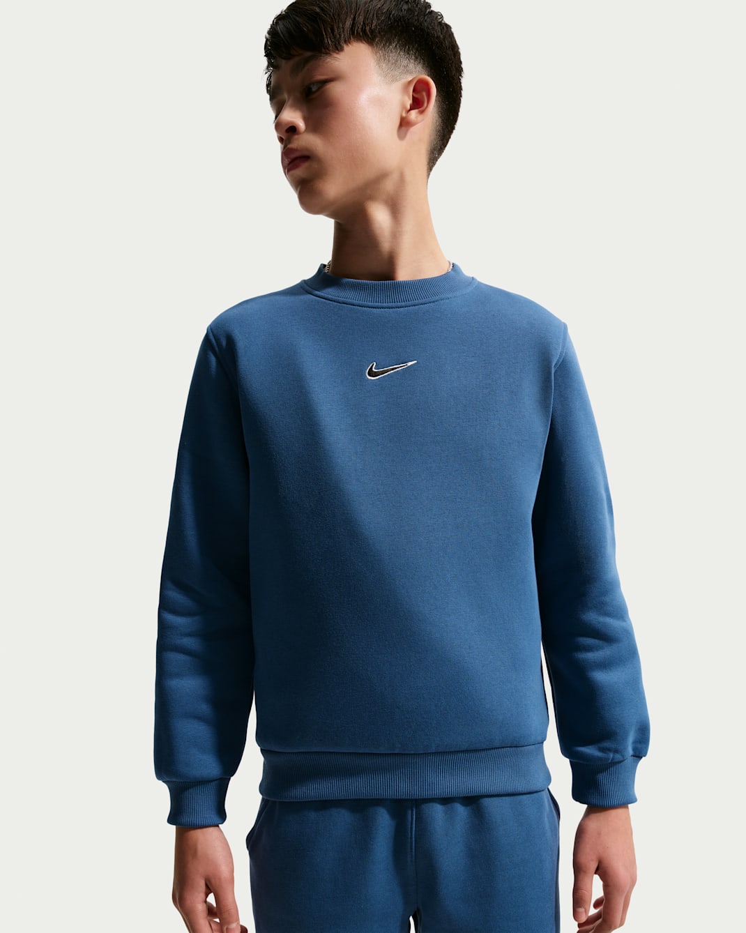 Kylian Mbappé Club Fleece kerek nyakkivágású futballpulóver nagyobb gyerekeknek - Mystic Navy/Pinksicle/Fekete