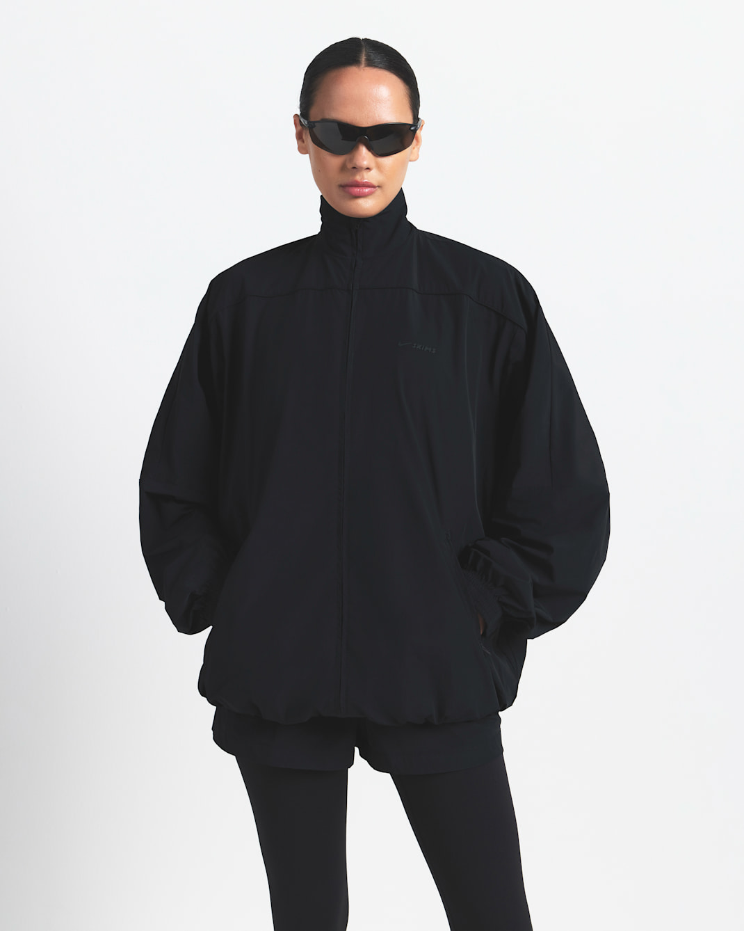 Chamarra deportiva oversized para mujer NikeSKIMS Woven Nylon - NSKM OBSIDIAN