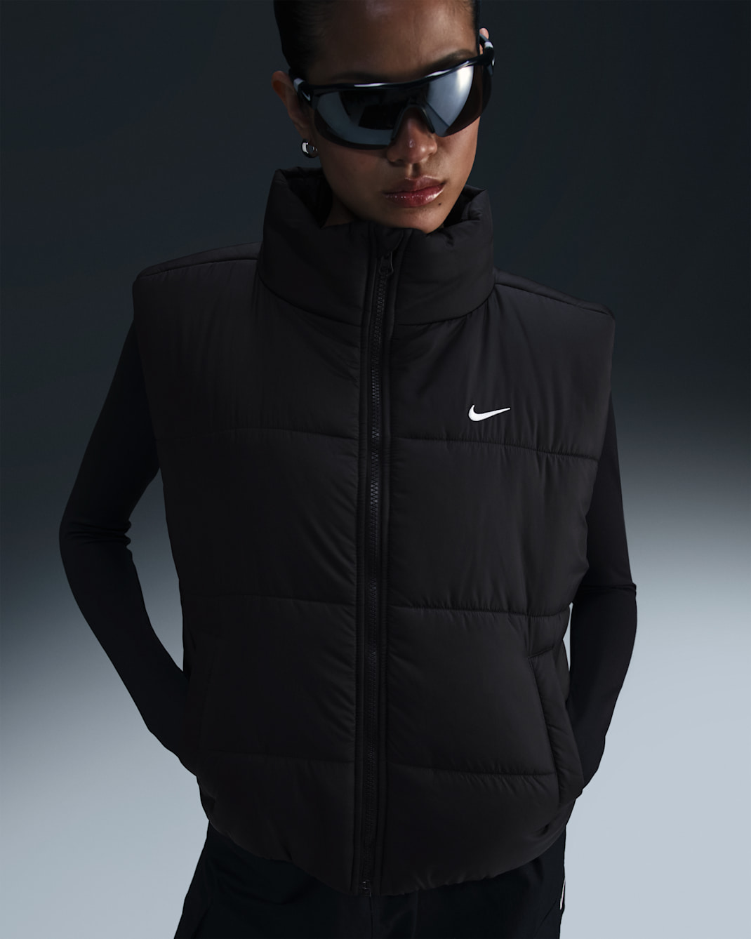 เสื้อกั๊กทรงหลวม Therma-FIT ผู้หญิง Nike Sportswear Classic Puffer - ดำ/ขาว
