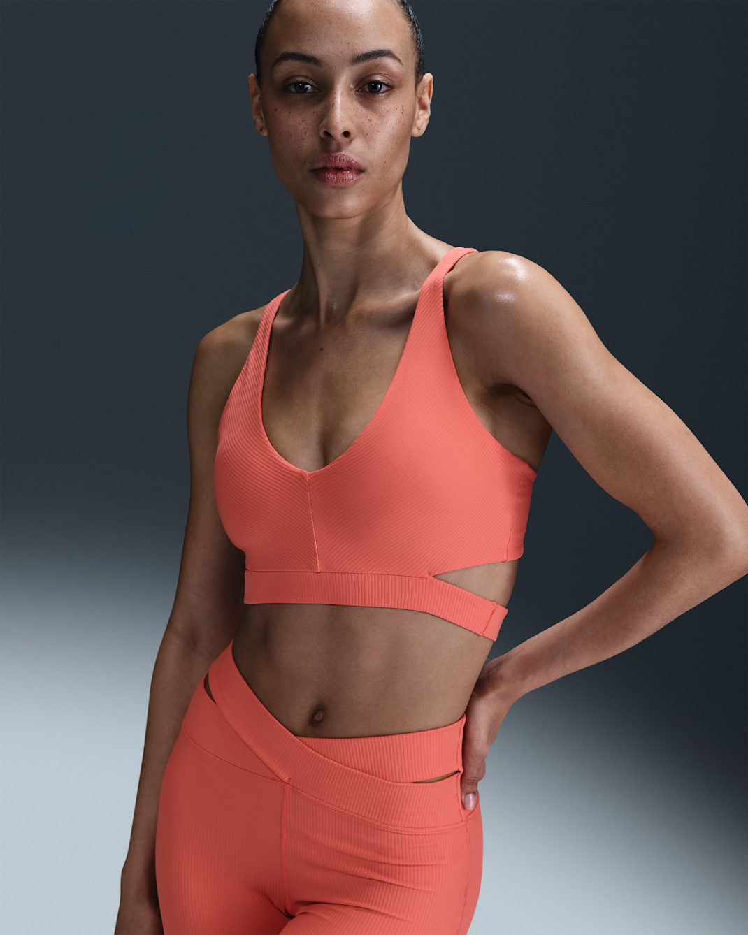 Bra deportivo de baja sujeción con almohadillas para mujer Nike Zenvy Rib - Brasa mágica/Blanco