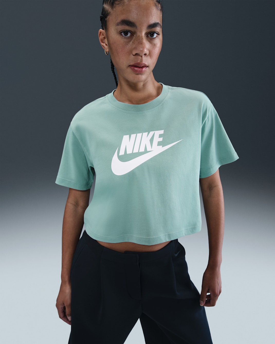 Playera cropped con logotipo para mujer Nike Sportswear Essential - Cañón/Blanco