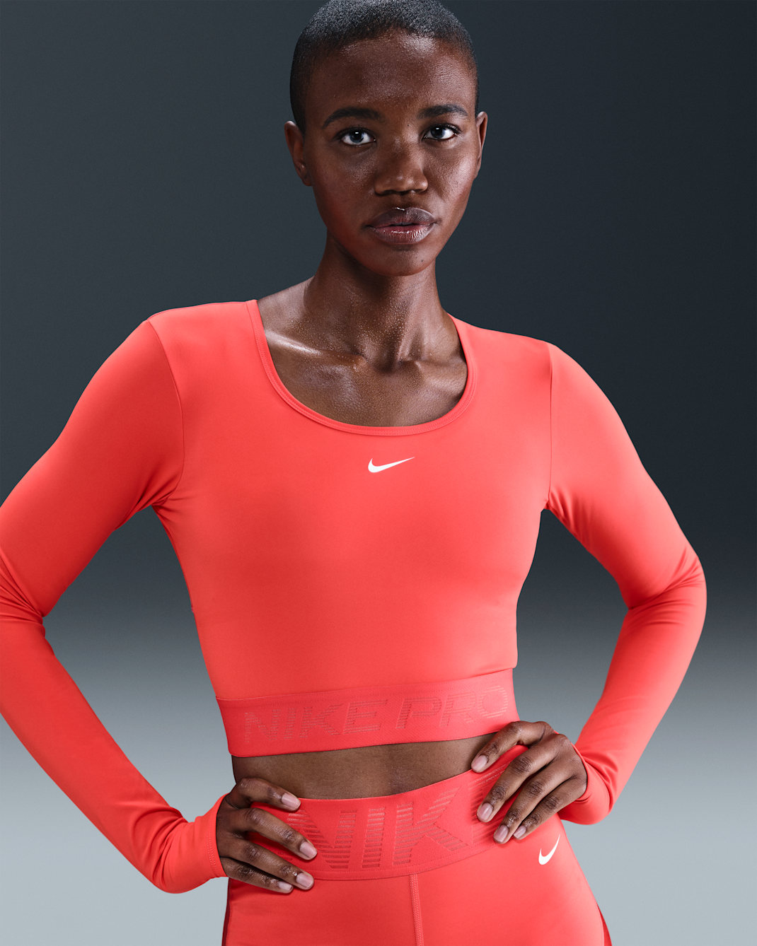 Dámské zkrácené tričko Nike Pro Dri-FIT s dlouhým rukávem - Light Crimson/Ember Glow/Bílá