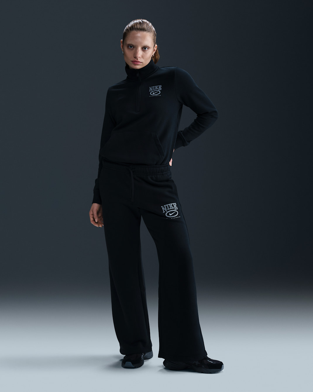 Pants estampados de tiro medio y pierna amplia para mujer Nike Sportswear Club Fleece - Negro/Gris lobo