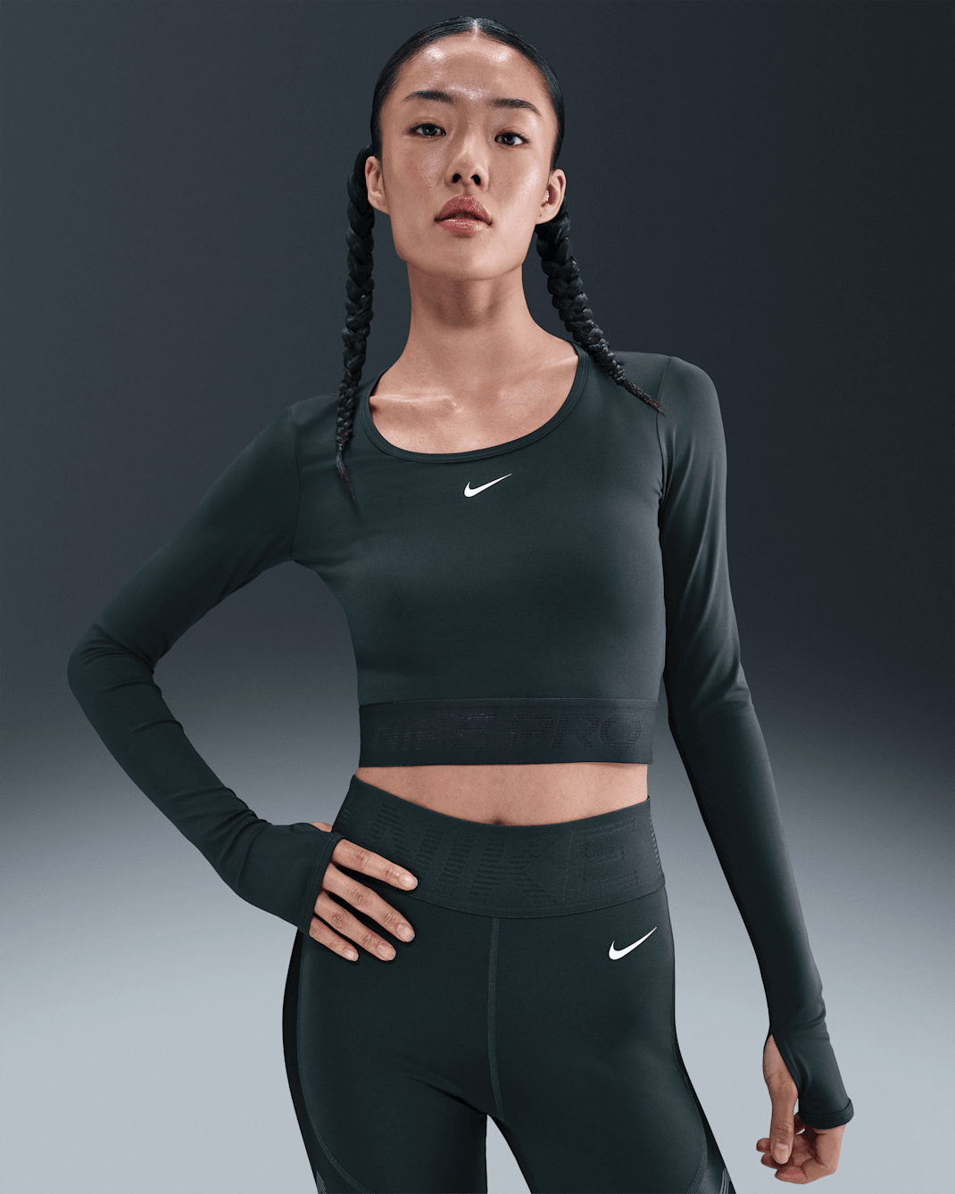 ナイキ プロ ウィメンズ Dri-FIT クロップド ロングスリーブ トップ - シーウィード/ビンテージグリーン/ホワイト