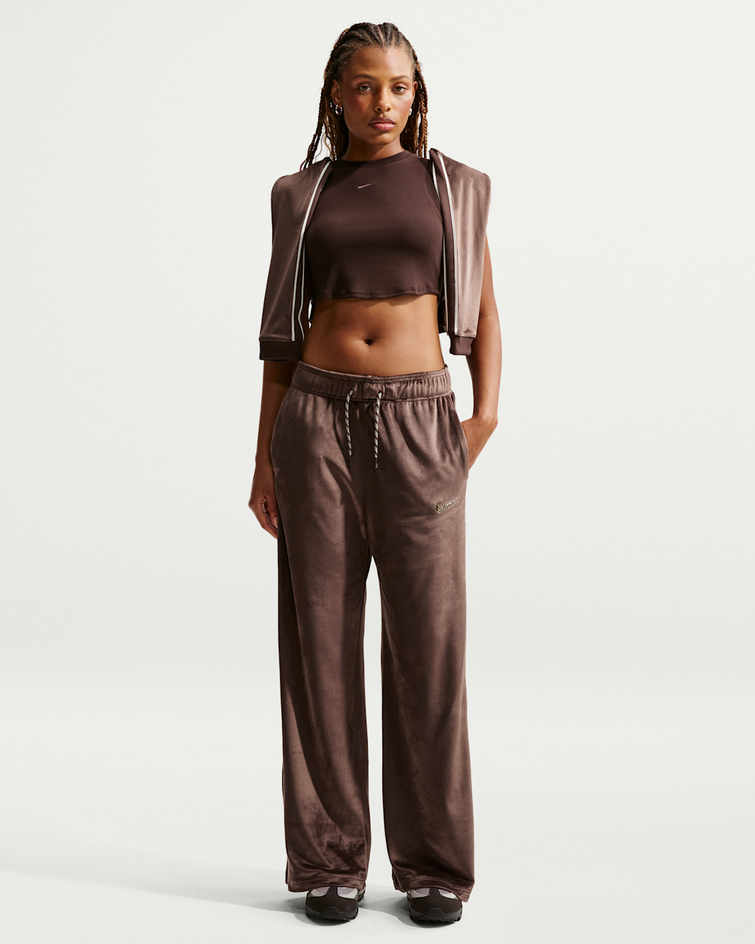 ナイキ スポーツウェア ウィメンズ ハイウエスト ワイドレッグ ベロア パンツ - バロックブラウン
