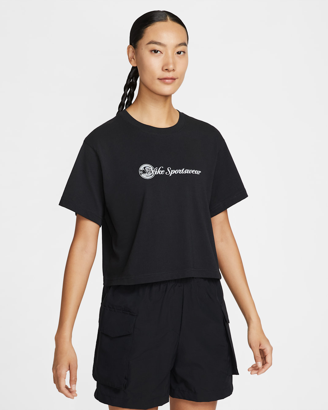 ナイキ スポーツウェア クラブ ウィメンズ ルーズ クロップド Tシャツ - ブラック