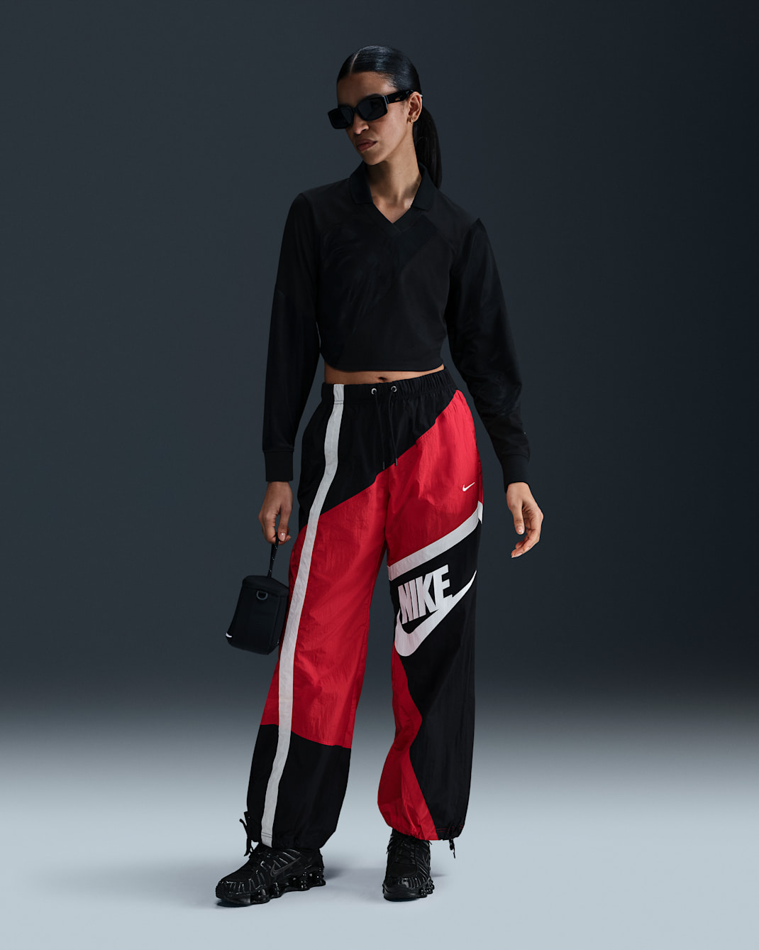 Pants de tejido Woven de tiro medio holgados con dobladillo abierto para mujer Nike Sportswear - Rojo universitario/Negro/Vela/Vela