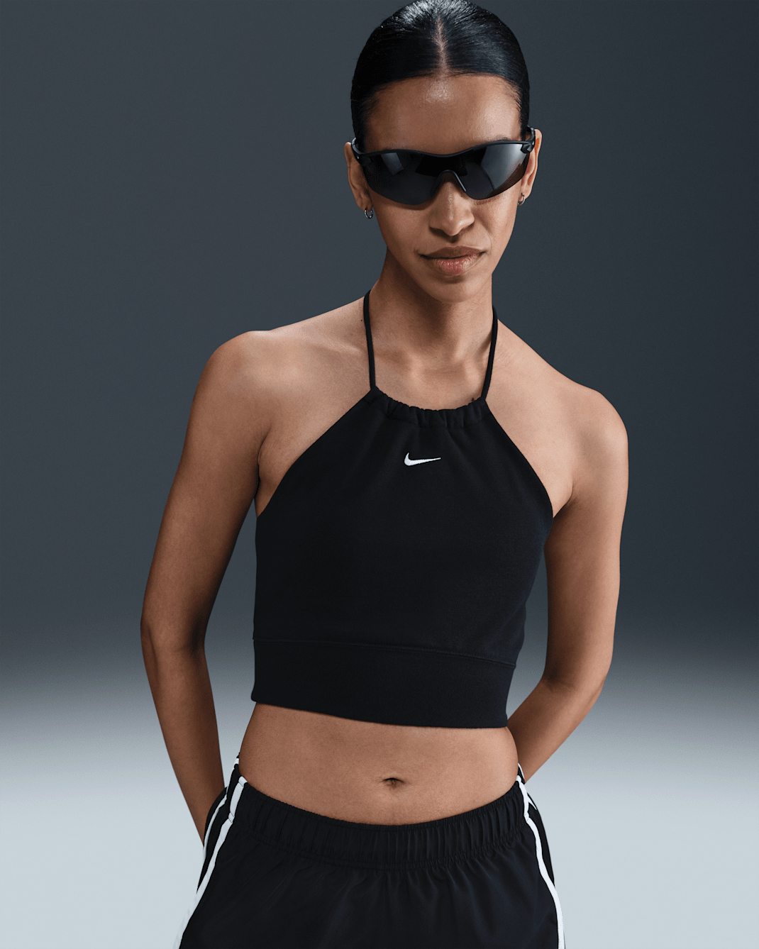 Nike Sportswear Chill Terry Neckholder-Top aus French Terry mit verkürztem, schmalem Schnitt (Damen) - Schwarz/Sail