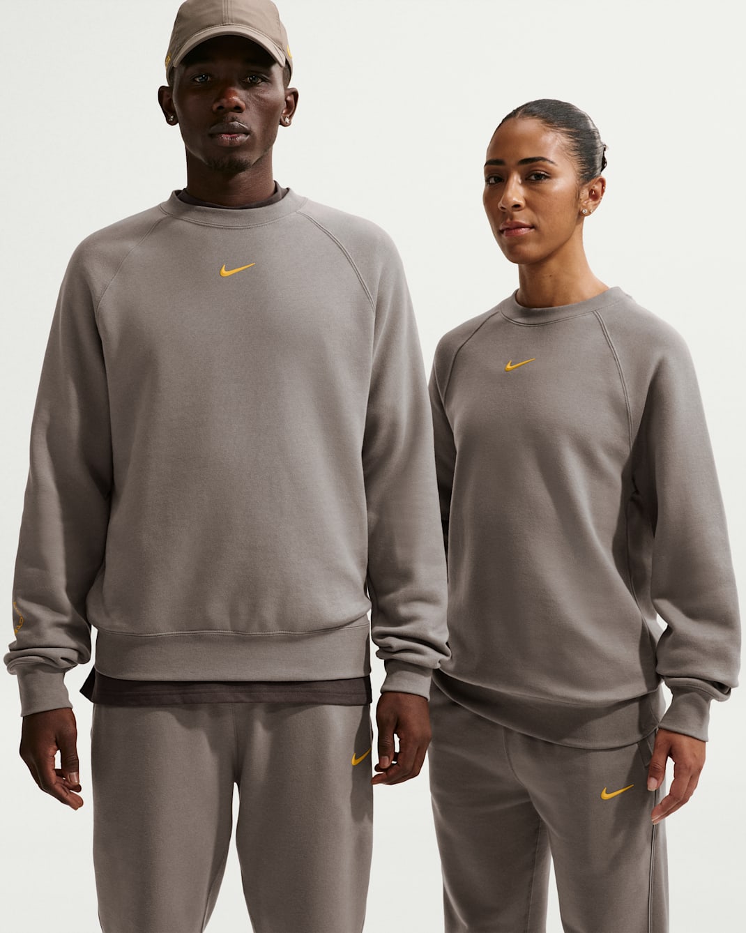 Sudadera de cuello redondo de tejido Fleece para hombre CS NOCTA - Gris oliva/Amarillo ocre