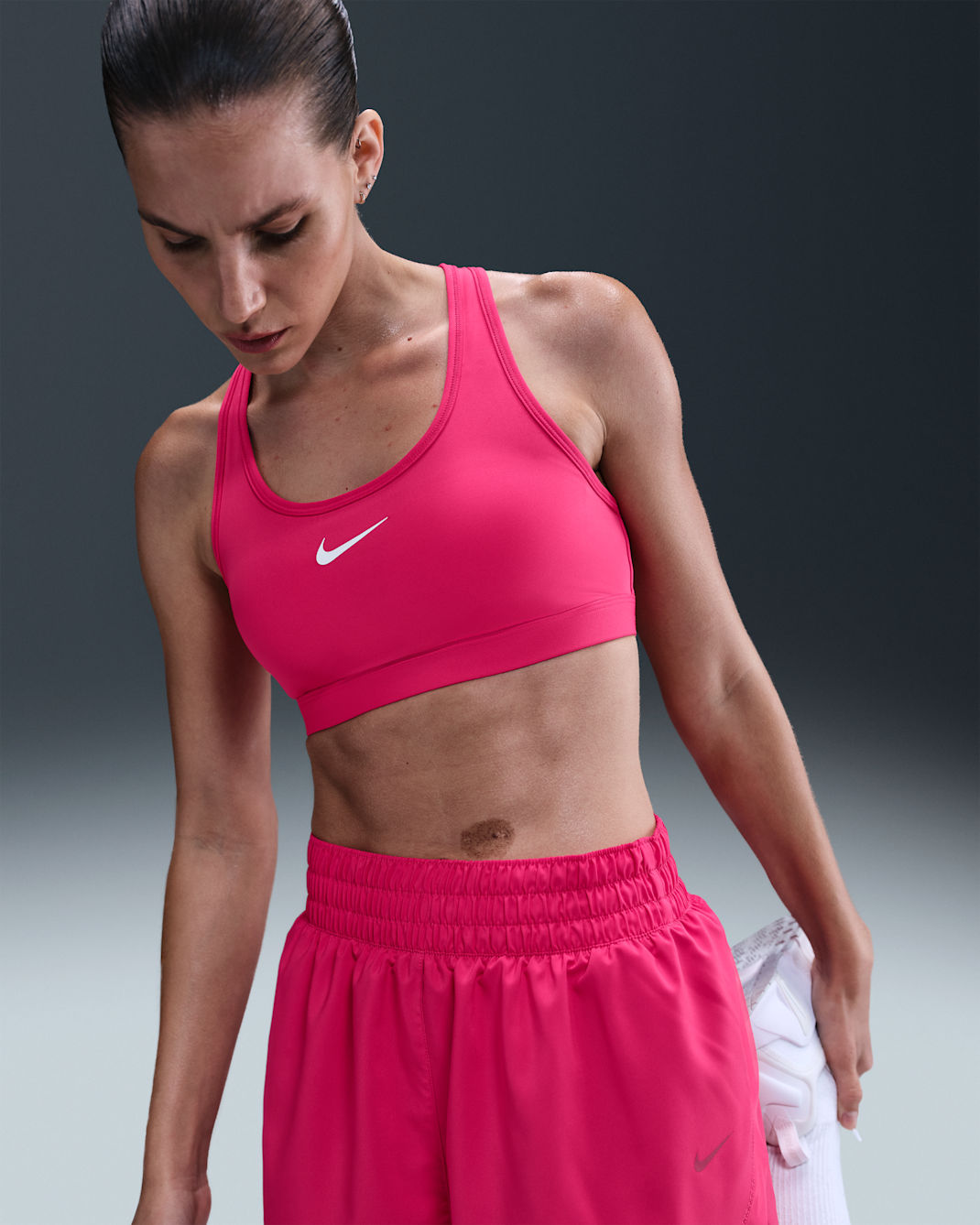 Bra deportivo con almohadillas para mujer Nike Swoosh Medium Support - Rosa enérgico/Blanco
