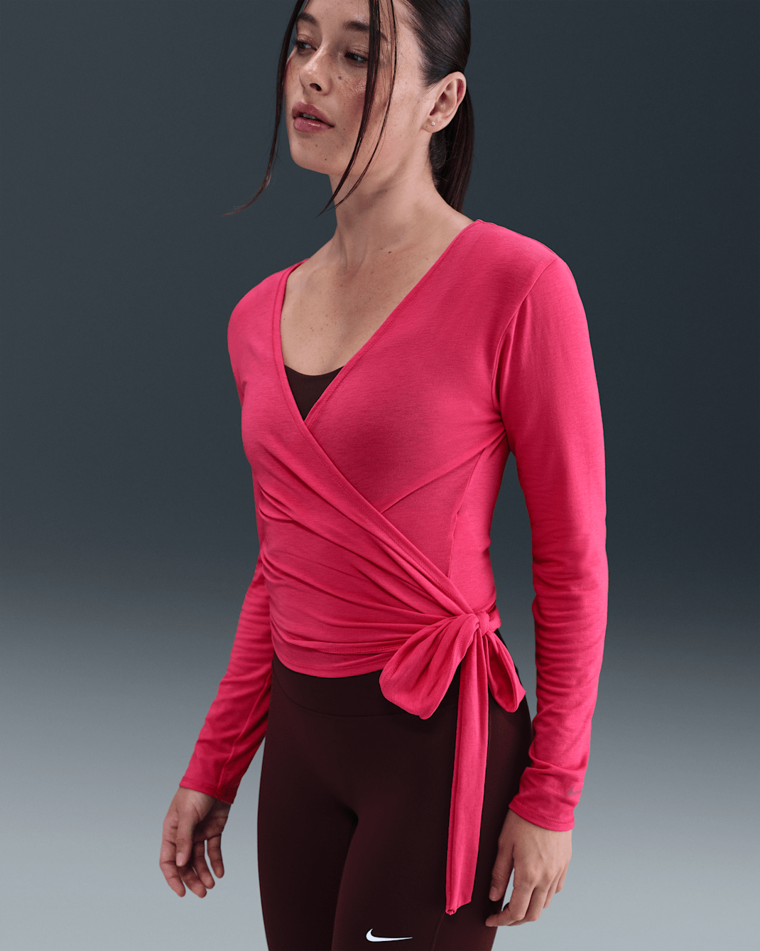 Playera Dri-FIT para mujer Nike One Relaxed - Rosa enérgico/Remolacha dulce