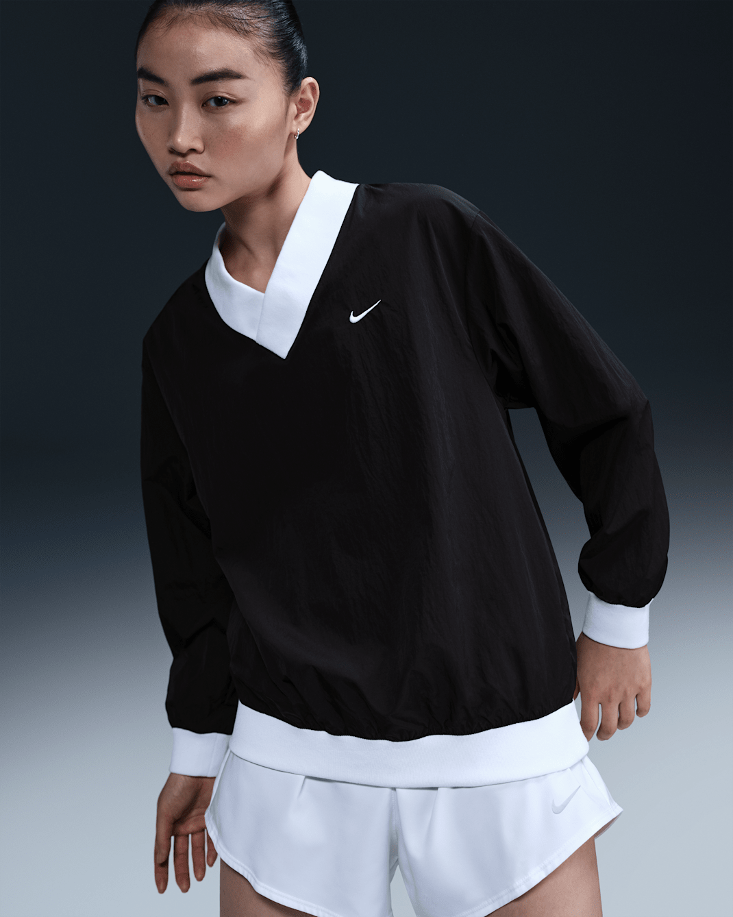 เสื้อ UV คอวีแบบทอแขนยาวทรงหลวมผู้หญิง Nike Sportswear Essential - ดำ/ขาว