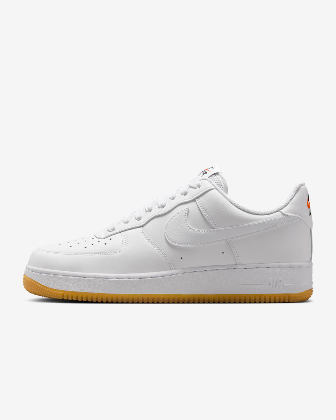 Tenis para hombre Nike Air Force 1 '07 LV8 - Blanco/Amarillo goma/Naranja seguridad/Blanco
