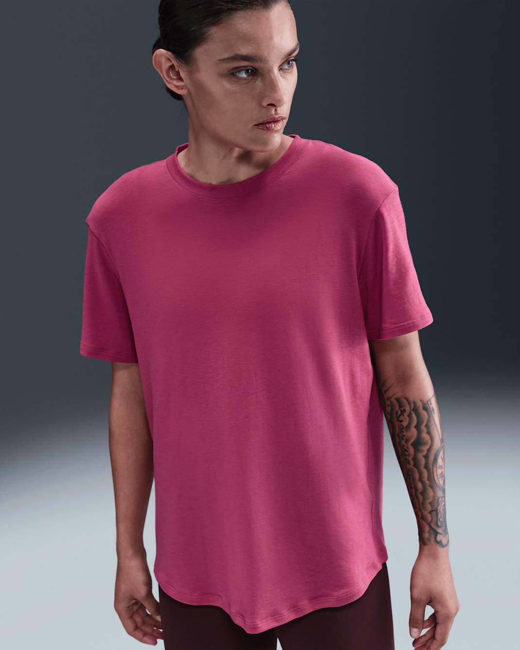 Nike One Relaxed Dri-FIT kortermet overdel til dame - Sweet Beet