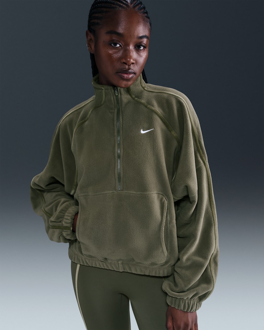 Maglia con zip a metà lunghezza Therma-FIT Nike One – Donna - Medium Olive/Bianco
