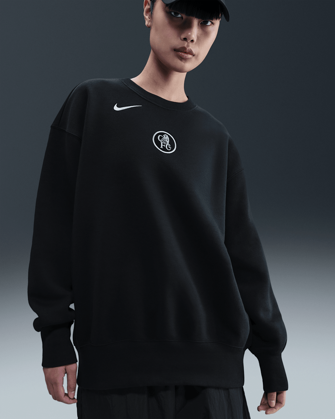 Chelsea F.C. Phoenix Fleece Third Women's Nike Football Total 90 Oversized Crew-Neck Sweatshirt - Black/Field Silver