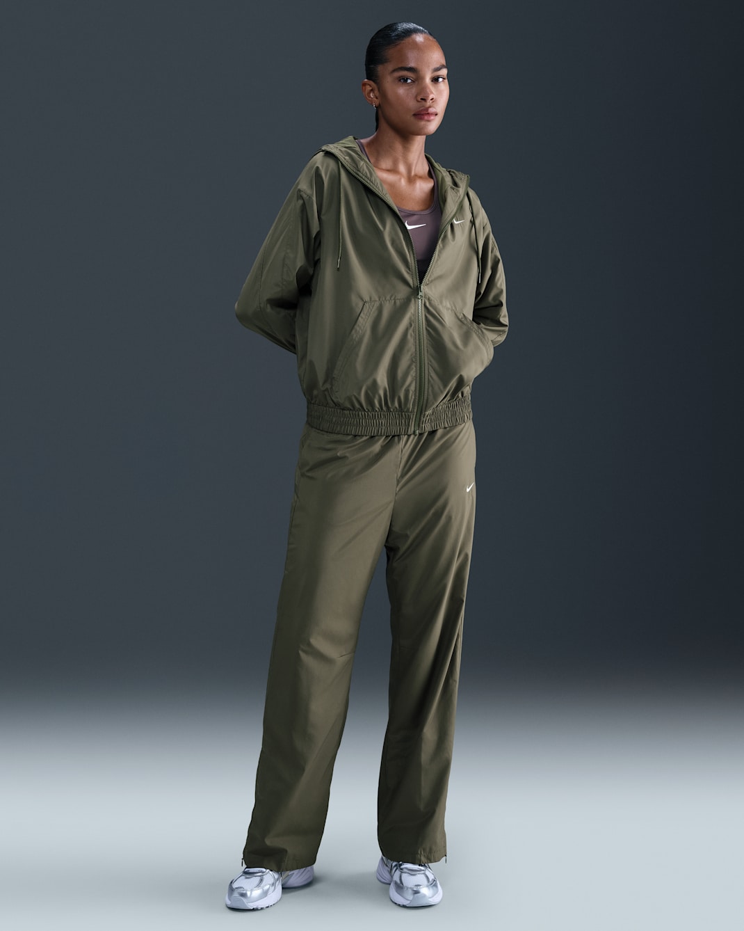 Pants de tiro medio con dobladillo abierto para mujer Nike Sportswear Classic - Oliva medio/Vela