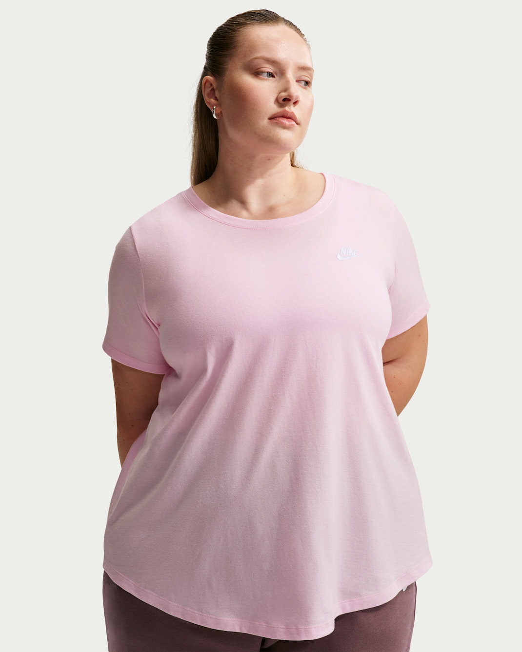 Playera para mujer (talla grande) Nike Sportswear Club Essentials - Espuma rosa/Blanco