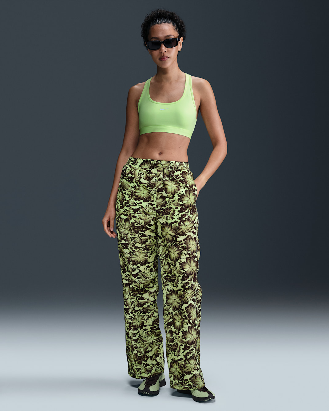 Nike Sportswear Windrunner geweven broek met uv-bescherming, print en halfhoge taille voor dames - Barely Volt