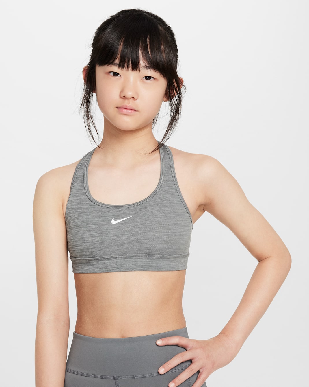 Bra deportivo para niña Nike Swoosh - Carbono jaspeado/Puro/Blanco