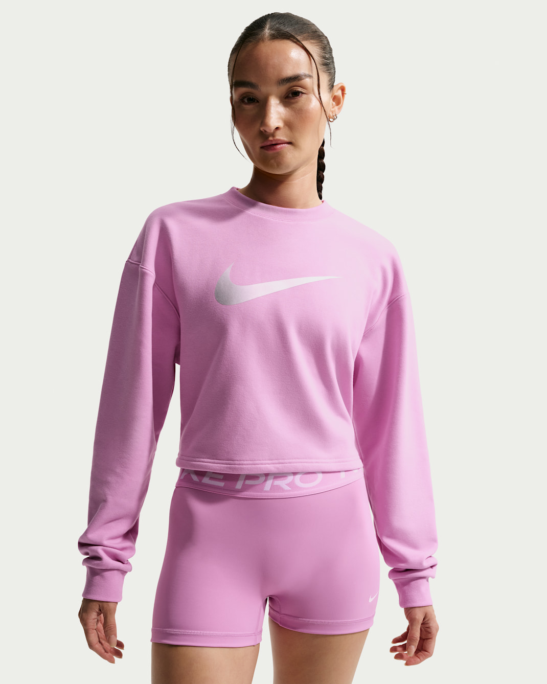 Sudadera de French Terry Dri-FIT de cuello redondo para mujer Nike Pro - Magenta claro/Plata metalizado/Blanco