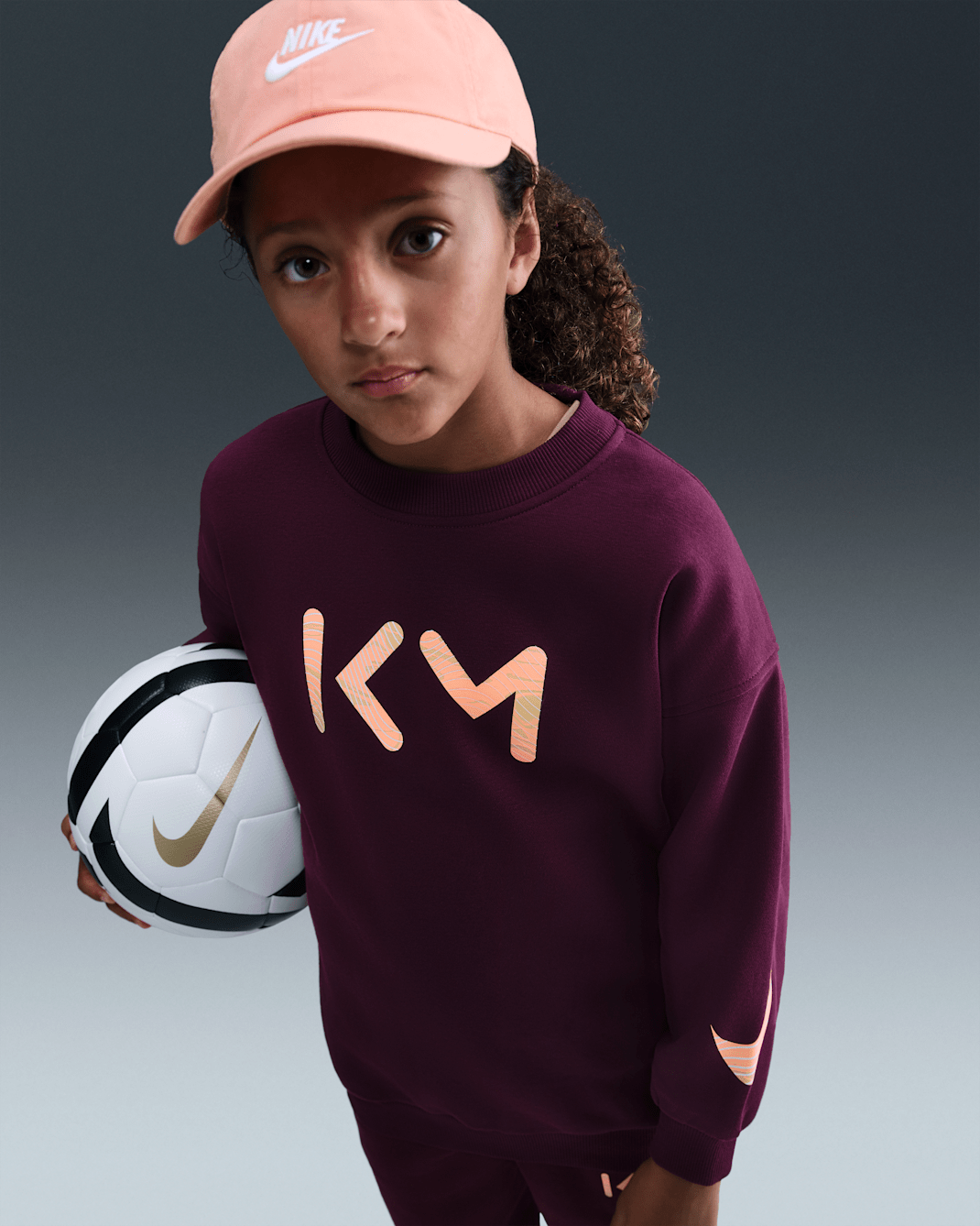 Kylian Mbappé Club Fleece Nike Genç Çocuk (Kız) Bol Kesimli Crew Yakalı Futbol Üstü - Bordeaux/Orange Pulse
