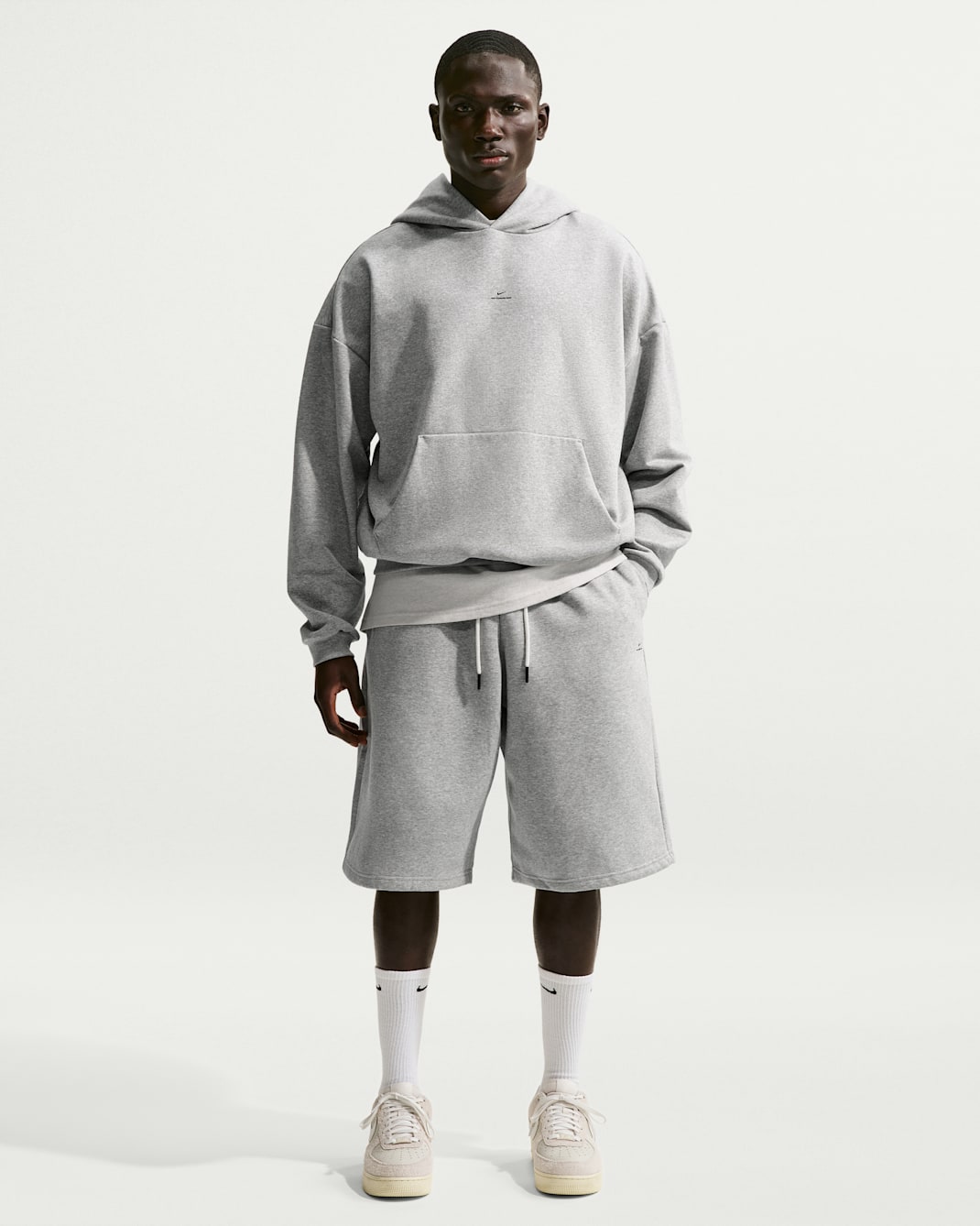 Nike Standard Issue Men's Therma-FIT 14" Fleece Basketball Shorts - Dark Grey Heather/Black