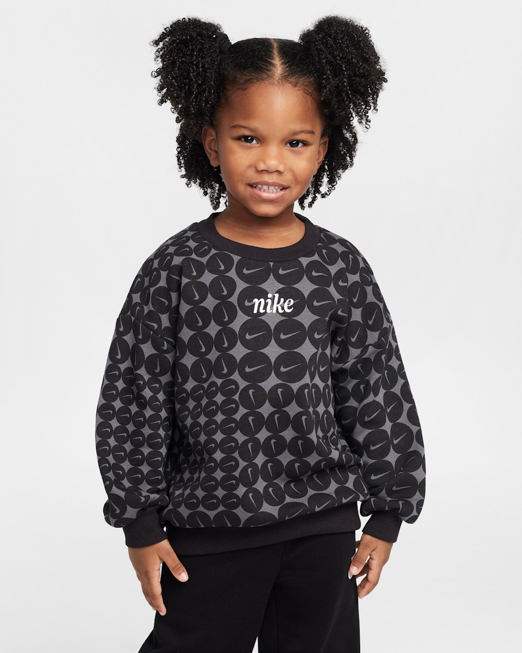 Sudadera de cuello redondo de French Terry con estampado para preescolar Nike Essentials - Gris humo oscuro
