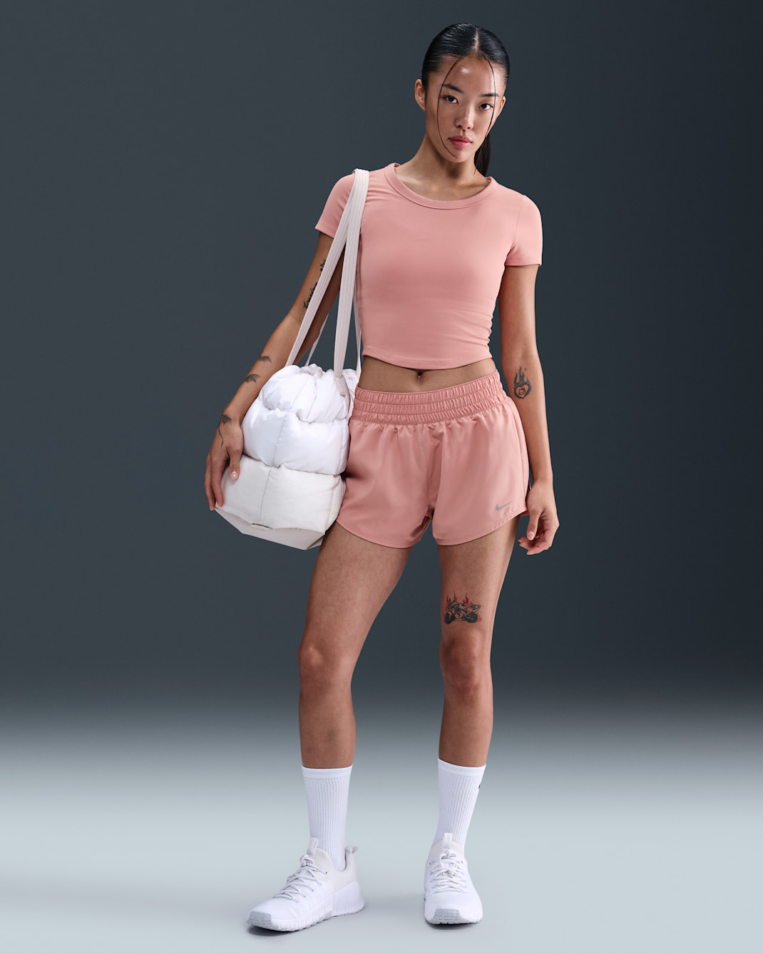 ナイキ Dri-FIT ワン ウィメンズ ミッドライズ 8cm ブリーフラインド ショートパンツ - ラストピンク/ホワイト