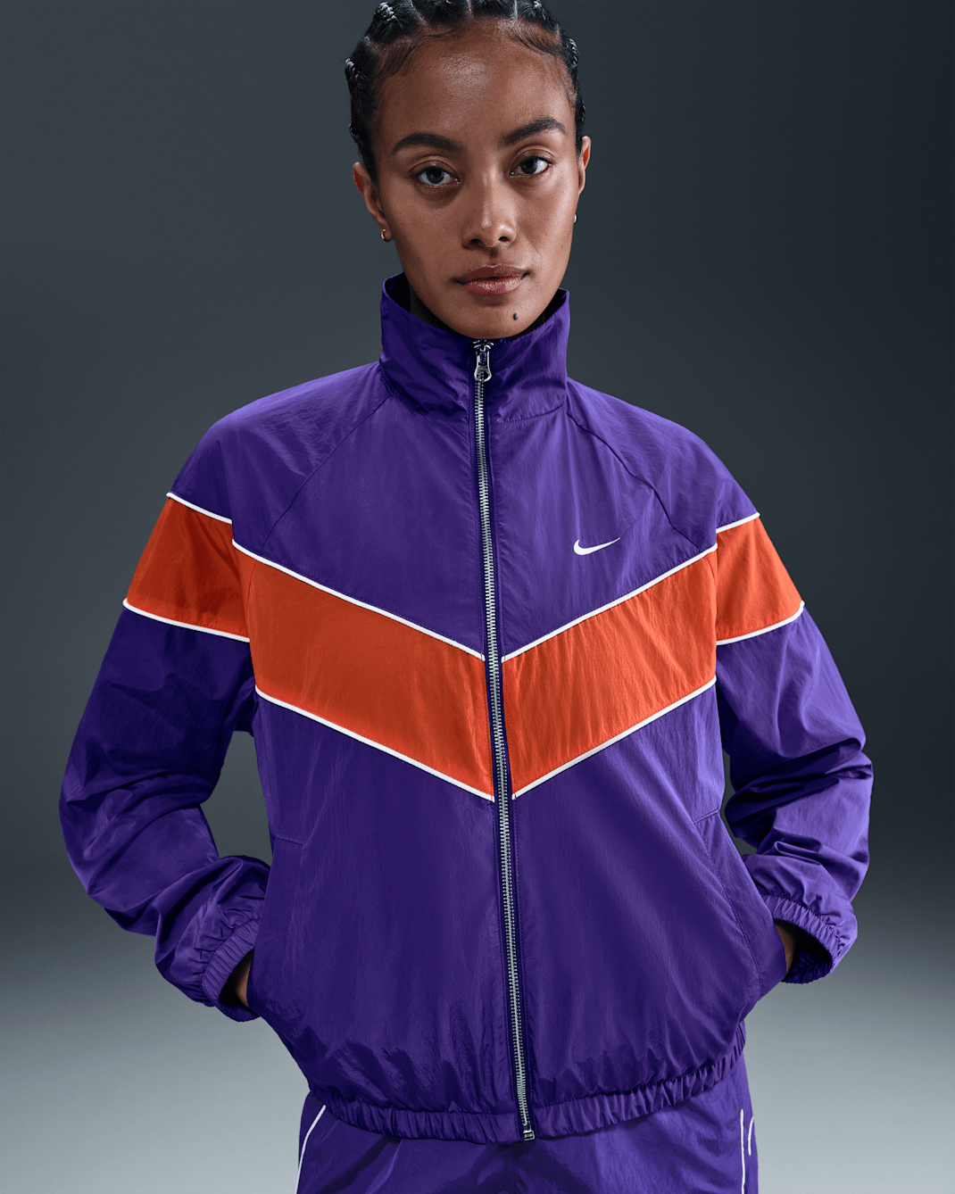 Nike Windrunner lockere UV-Webjacke mit durchgehendem Reißverschluss (Damen) - Court Purple/Sail/Picante Red/Sail