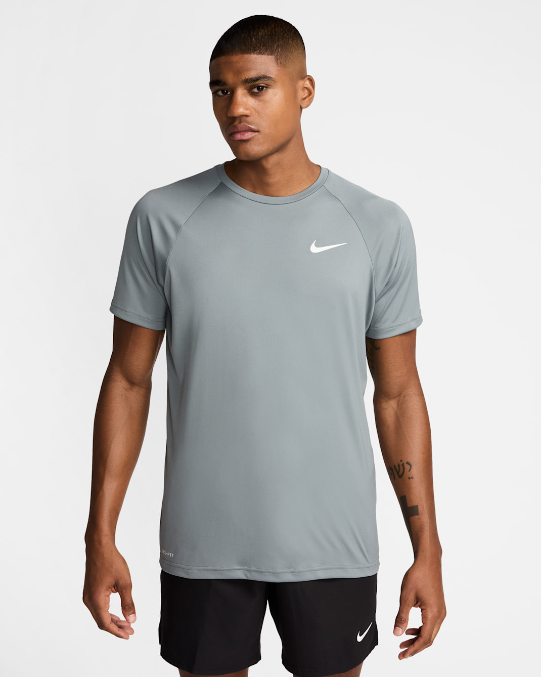Playera de manga corta Dri-FIT UV para hombre Nike Swim Hydroguard Essential - Gris azulado/Gris azulado/Gris azulado/Blanco