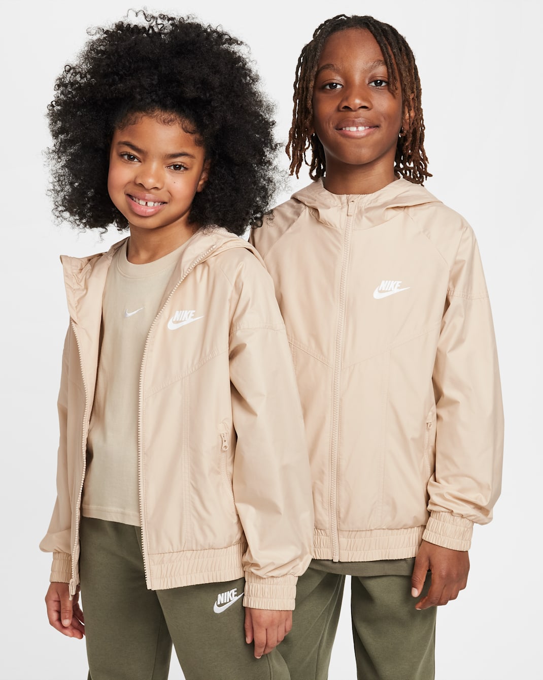 Nike Sportswear Windrunner Repel-Jacke mit Kapuze für ältere Kinder - Sanddrift/Sanddrift/Sanddrift/Weiß