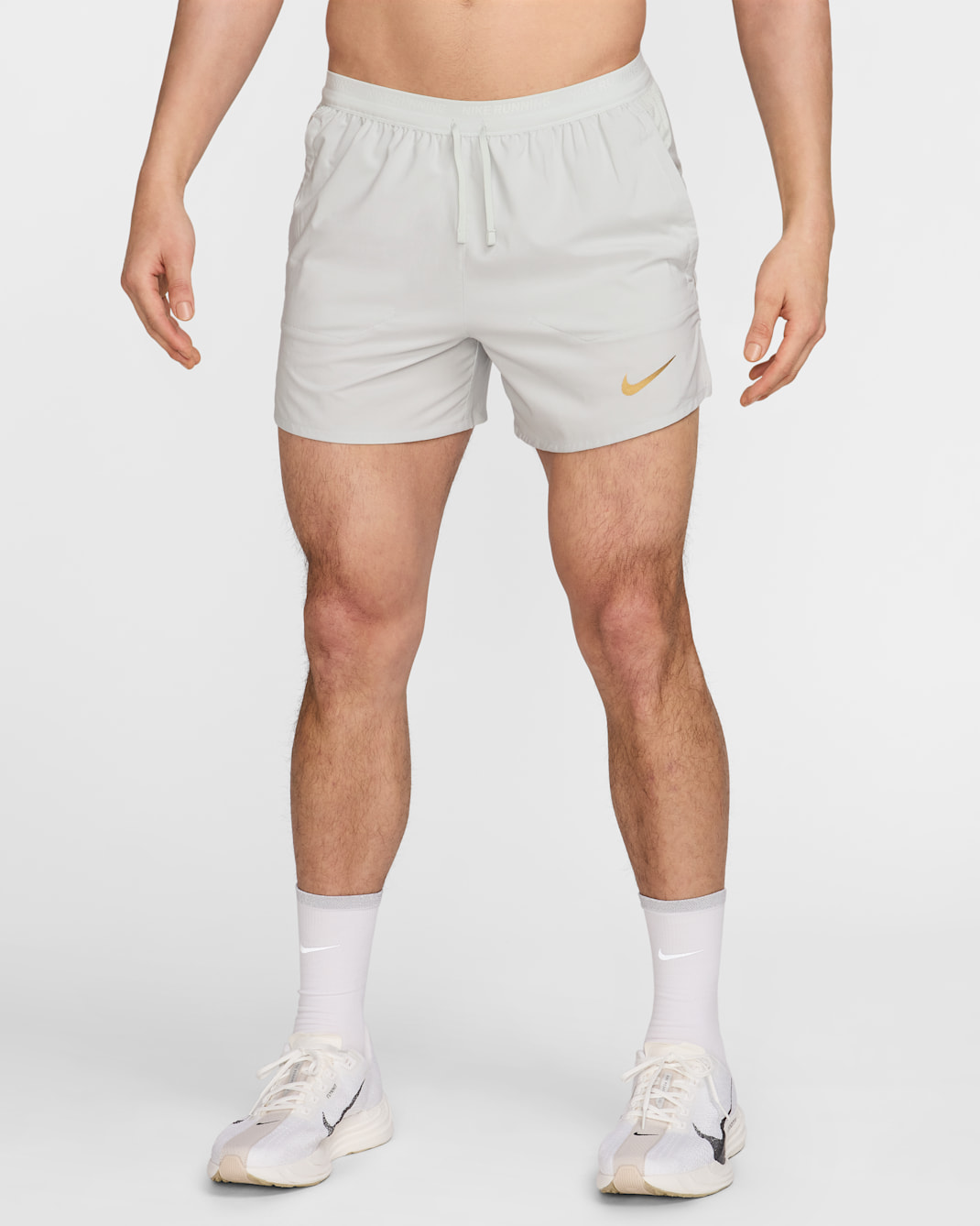Shorts de correr Dri-FIT de 13 cm con forro de ropa interior para hombre Nike x Jakob - Plata claro/Plata claro/Oro metalizado