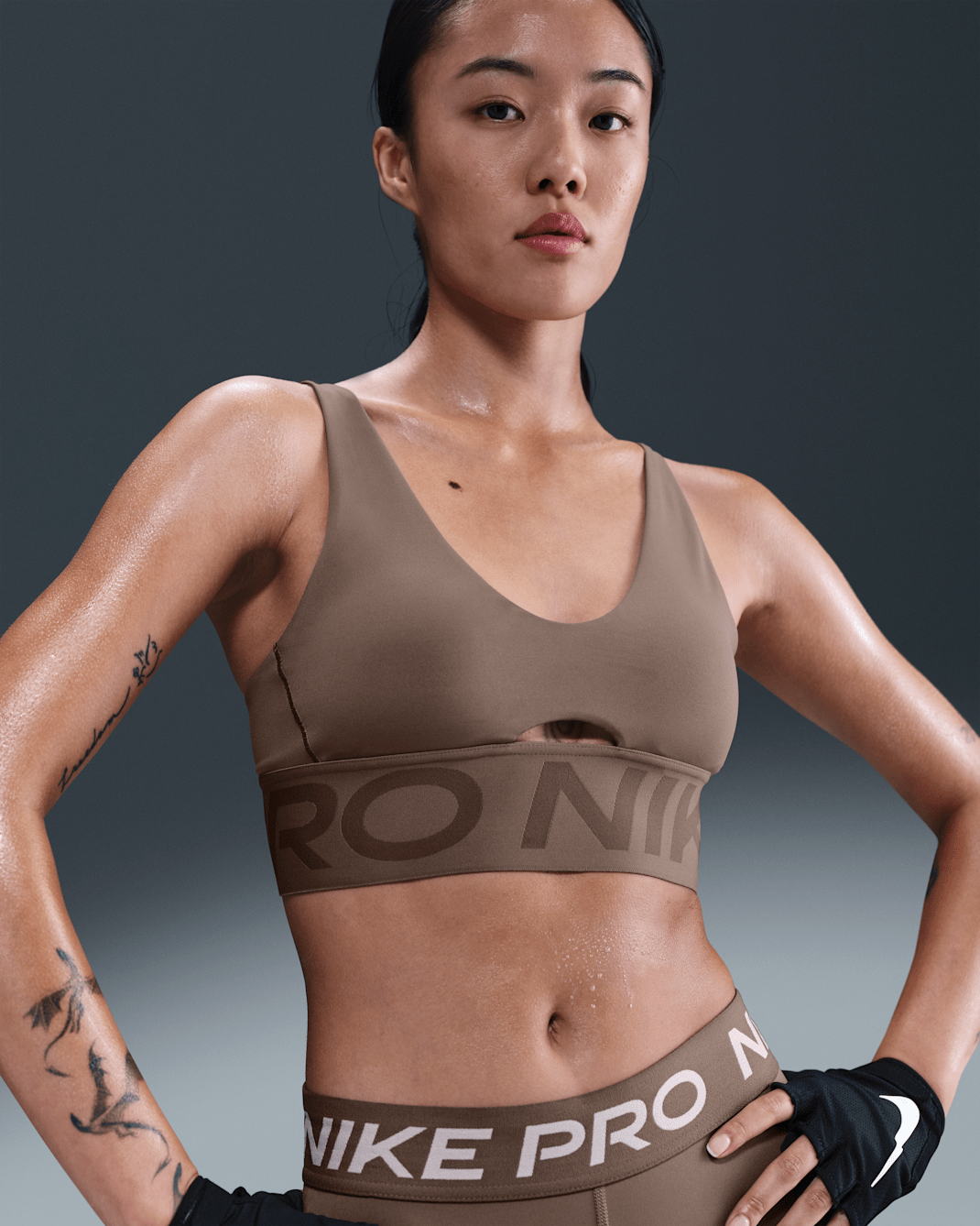 ナイキ プロ インディ プランジ ウィメンズ ミディアムサポート パッディド スポーツブラ - ミンクブラウン/アイアンストーン/ホワイト
