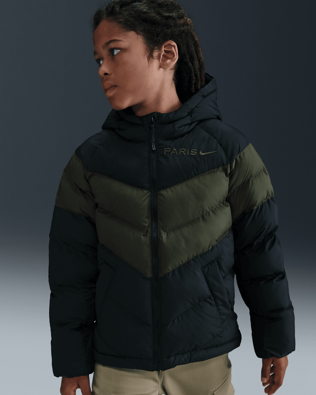 Casaco de futebol com capuz e enchimento sintético Nike Paris Saint-Germain Júnior - Preto/Caqui Cargo/Caqui Cargo