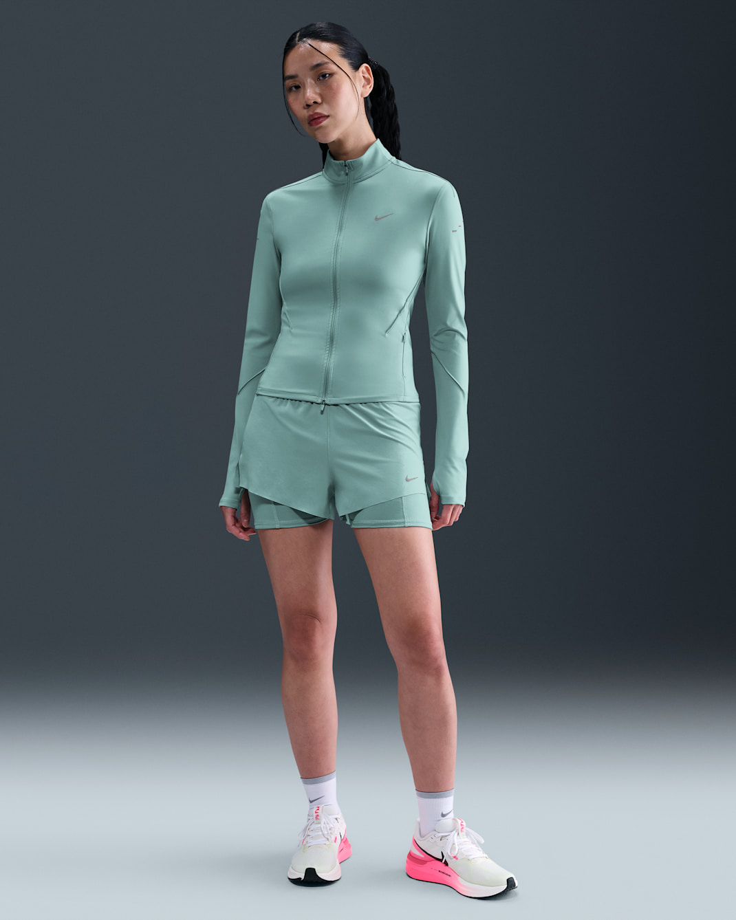 Shorts de correr Dri-FIT de tiro medio 2 en 1 para mujer Nike Swift - Cañón