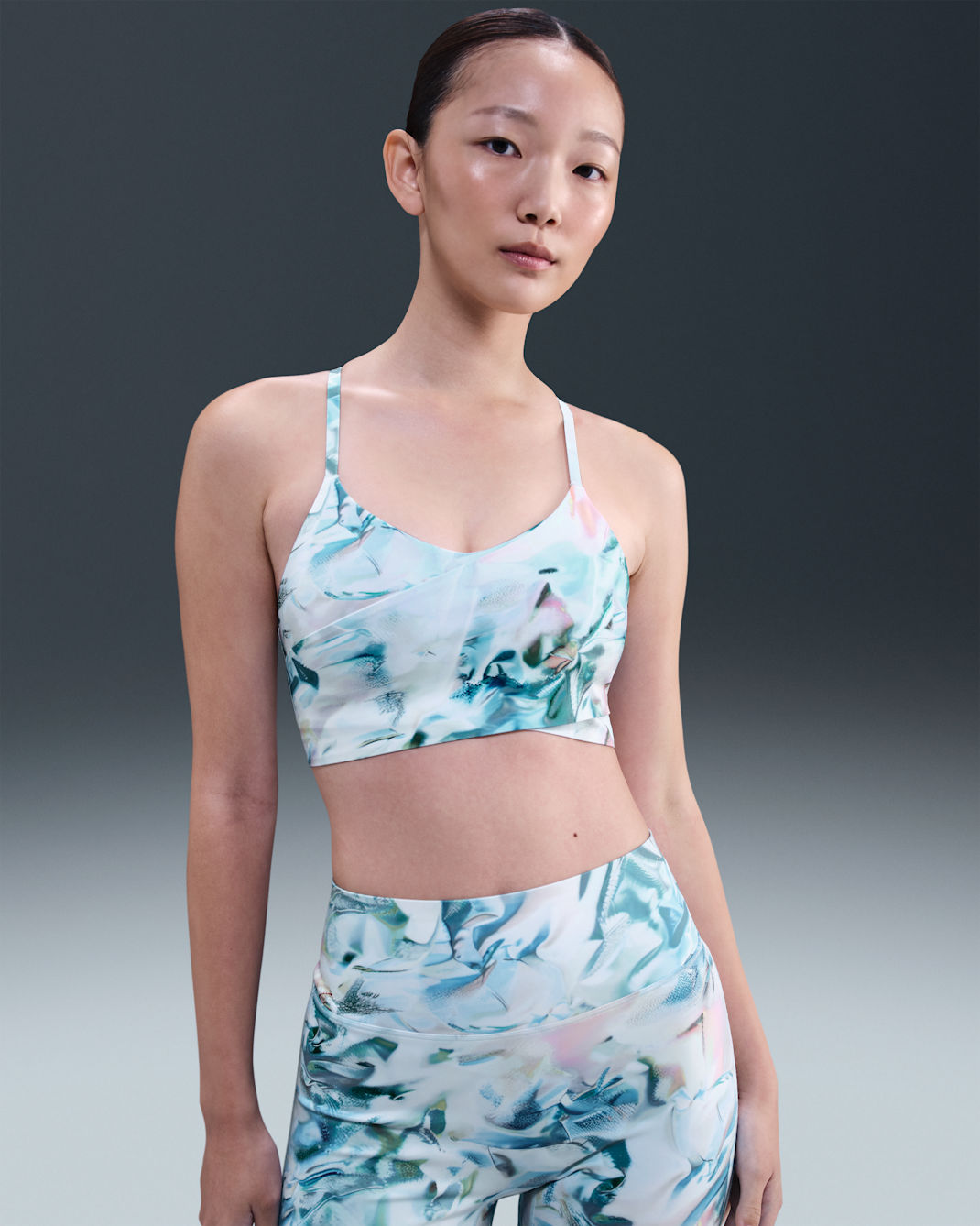 Nike Indy Women's Artist コレクション ライトサポート パッディド ラップ スポーツブラ - ブルーティント