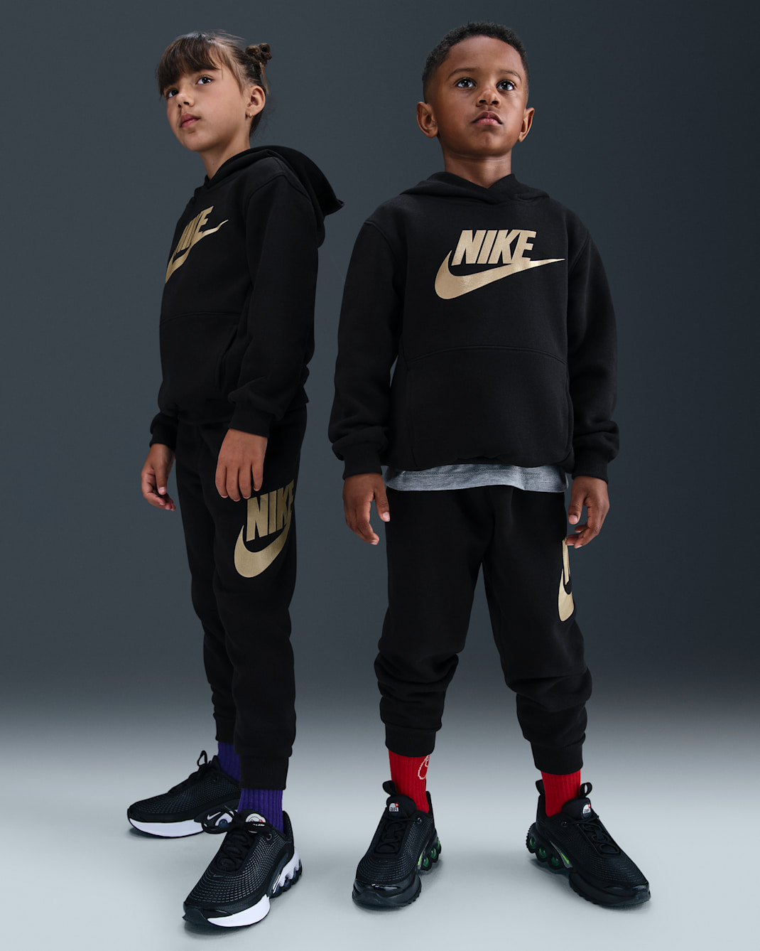 Dwuczęściowy zestaw dla małych dzieci Nike Club Fleece Set - Czerń/Metallic Gold