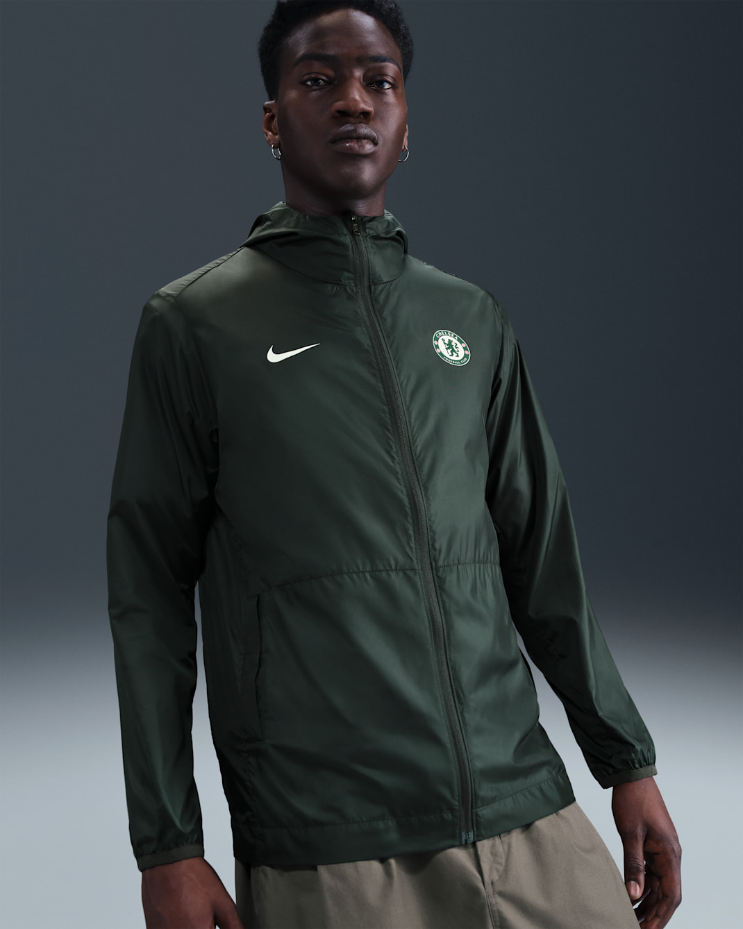 Chelsea FC Academy Pro Chaqueta para la lluvia de fútbol con capucha Nike - Hombre - Outdoor Green/Phantom