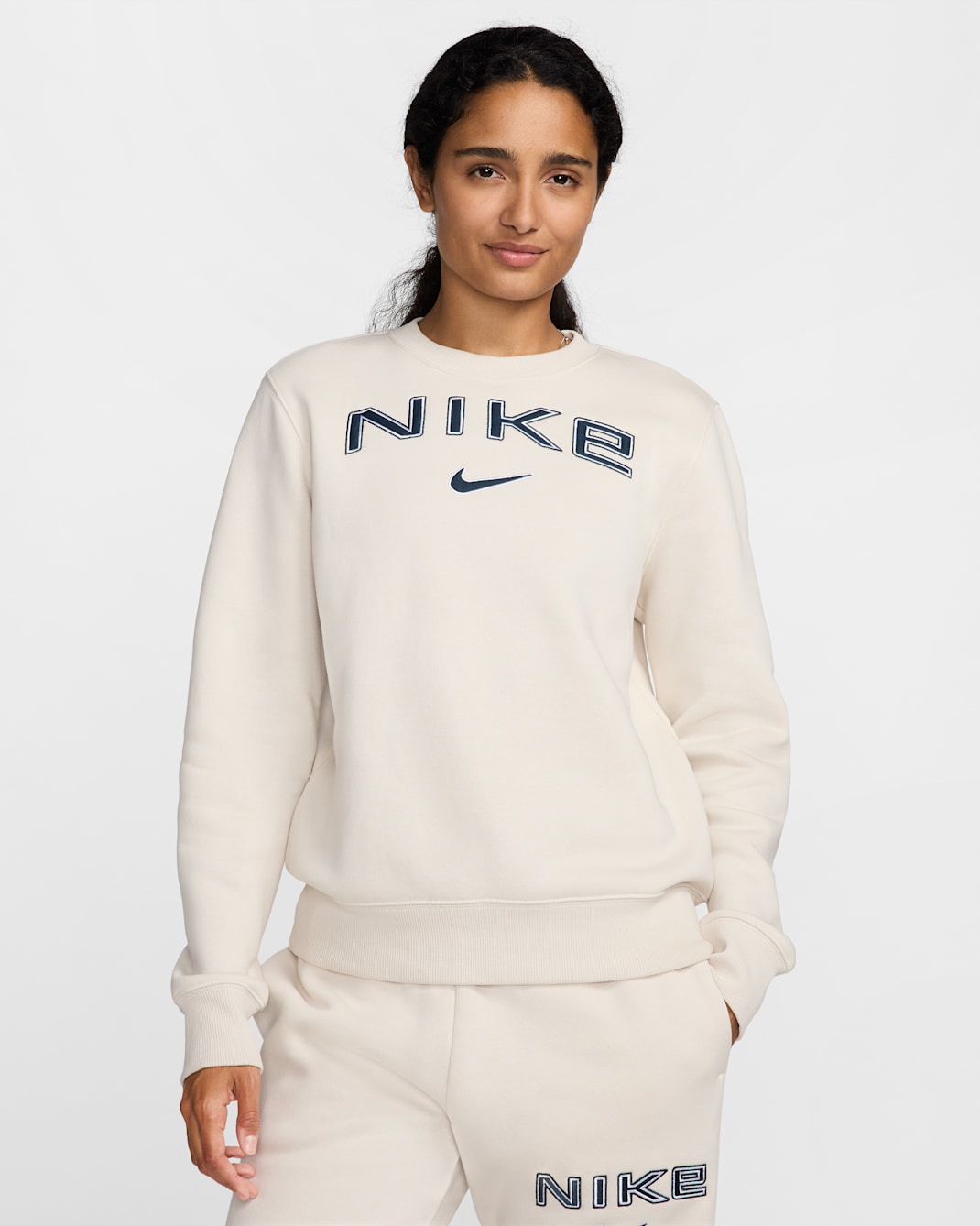 Sudadera de cuello redondo con loogotipo para mujer Nike Sportswear Phoenix Fleece - Marrón verdoso claro/Blanco/Azul marino militar