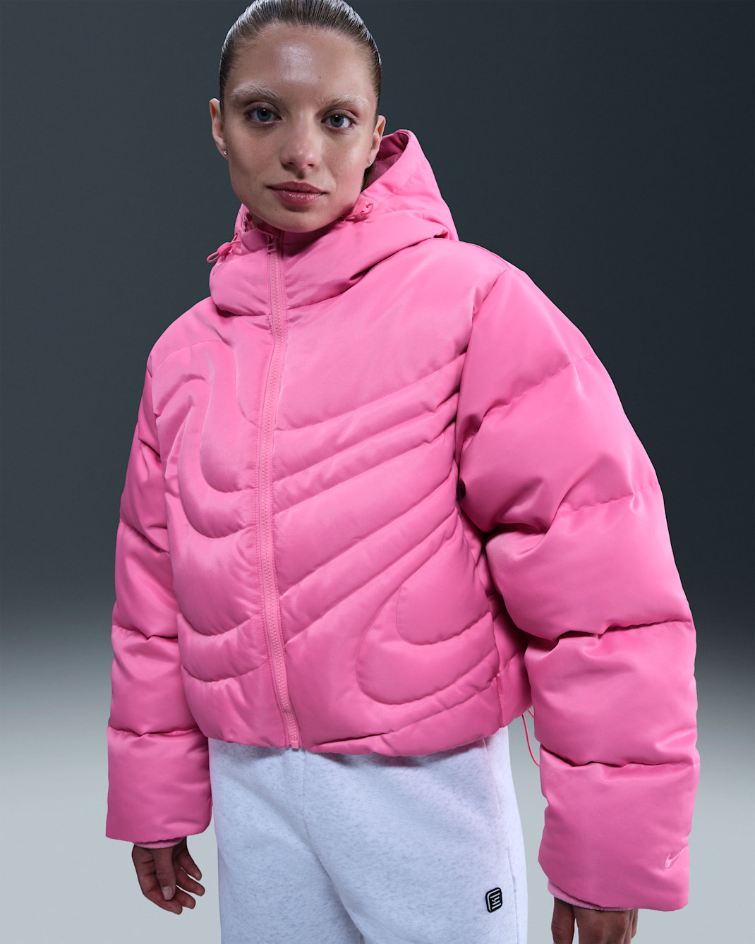 Γυναικείο puffer τζάκετ Therma-FIT σε φαρδιά γραμμή με πούπουλα Nike Sportswear Swoosh Series - Pink Spell/Pink Spell