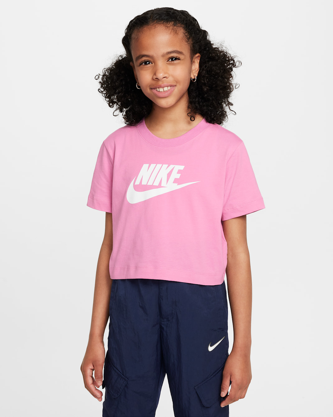 Playera cropped para niña talla grande Nike Sportswear - Flamenco mágico